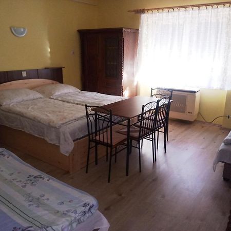 Szivarvany Apartman Gyula Exteriör bild