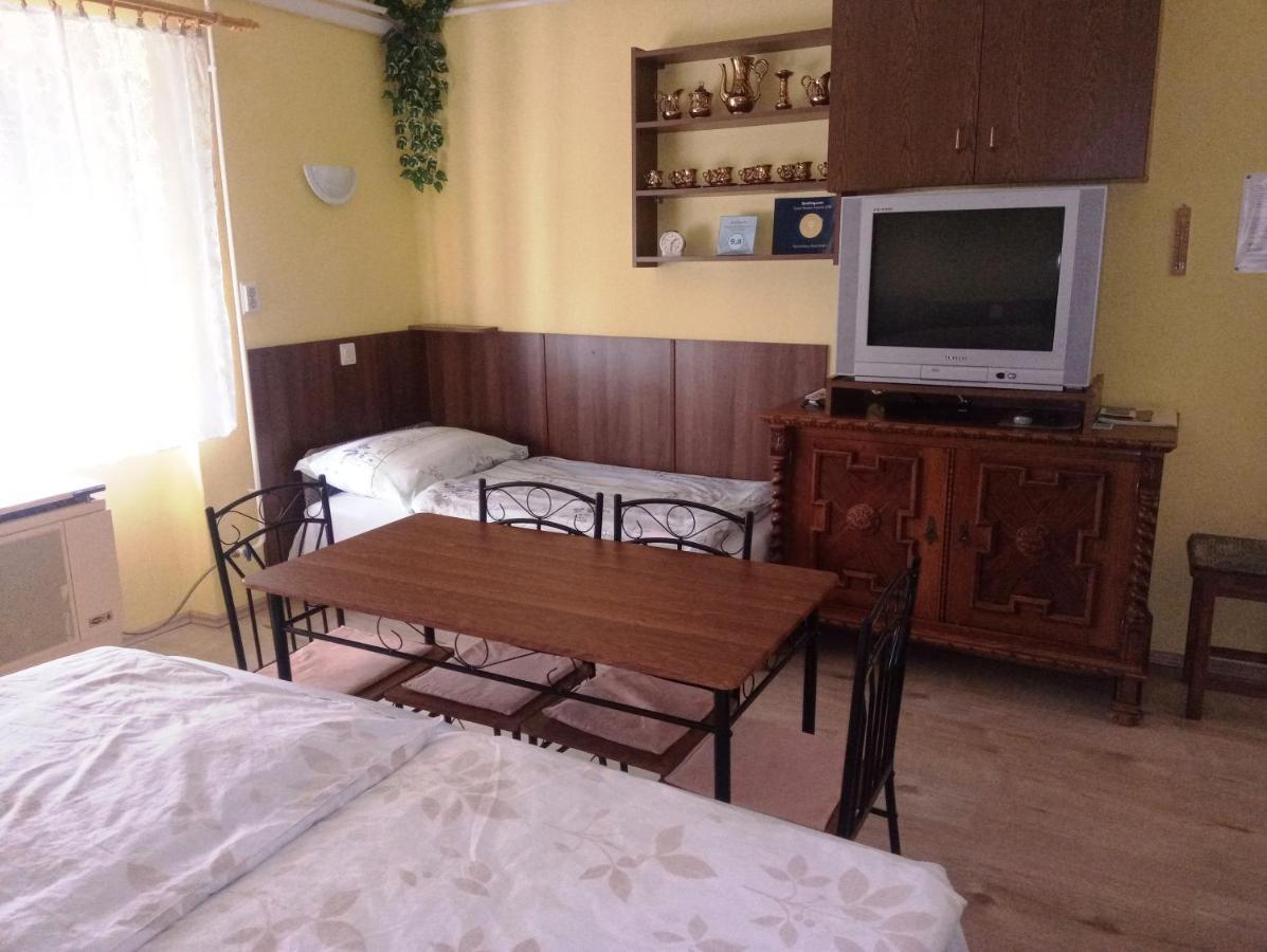 Szivarvany Apartman Gyula Exteriör bild