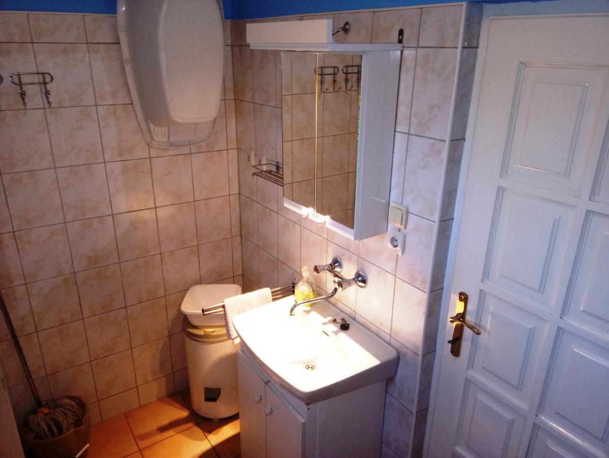 Szivarvany Apartman Gyula Exteriör bild