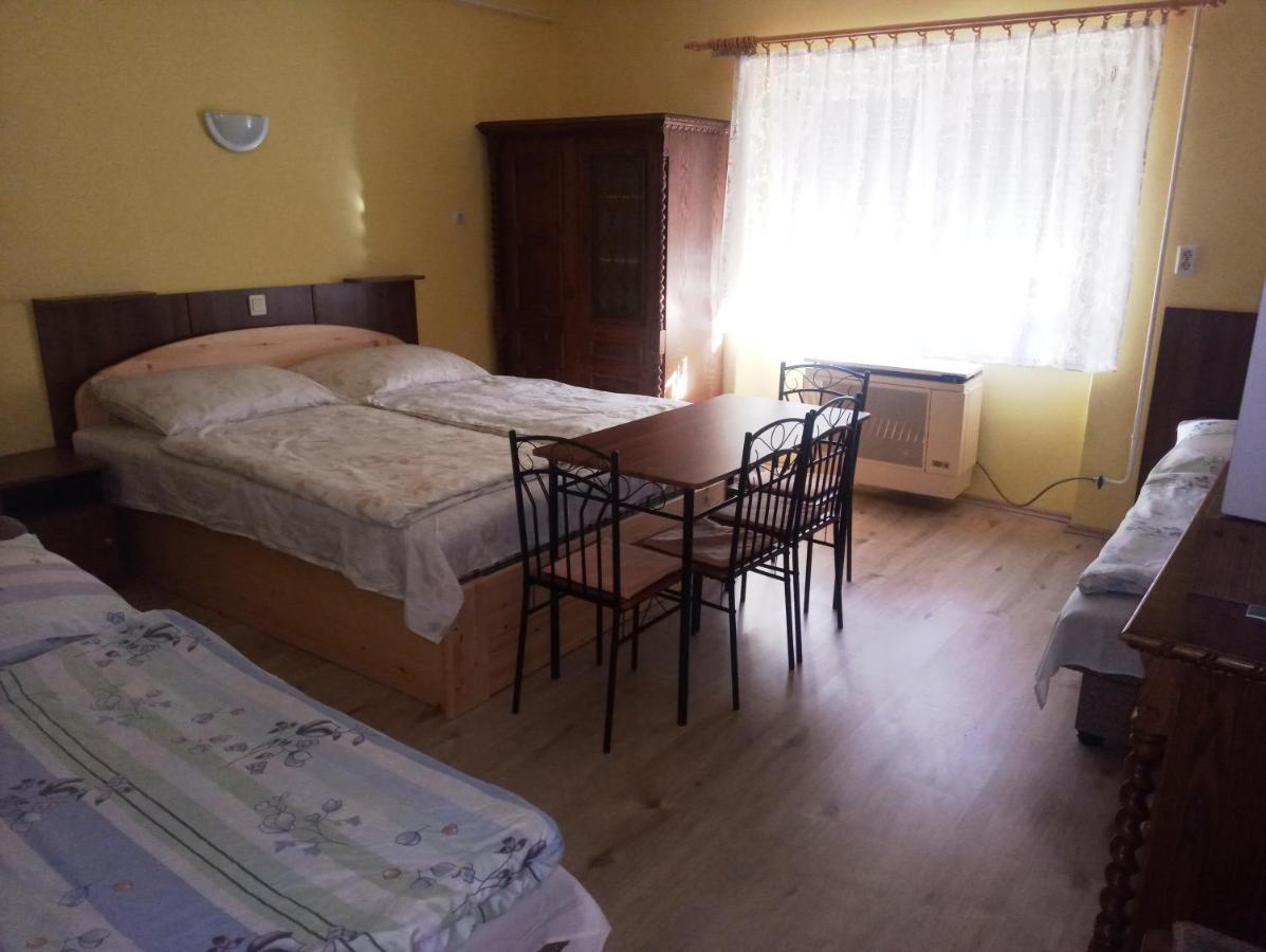Szivarvany Apartman Gyula Exteriör bild