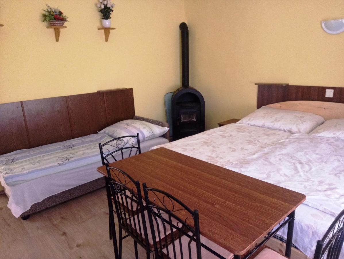 Szivarvany Apartman Gyula Exteriör bild