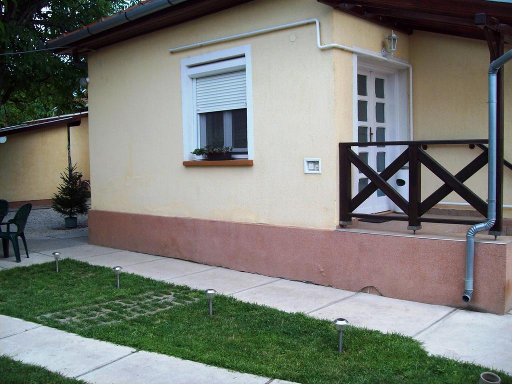 Szivarvany Apartman Gyula Rum bild