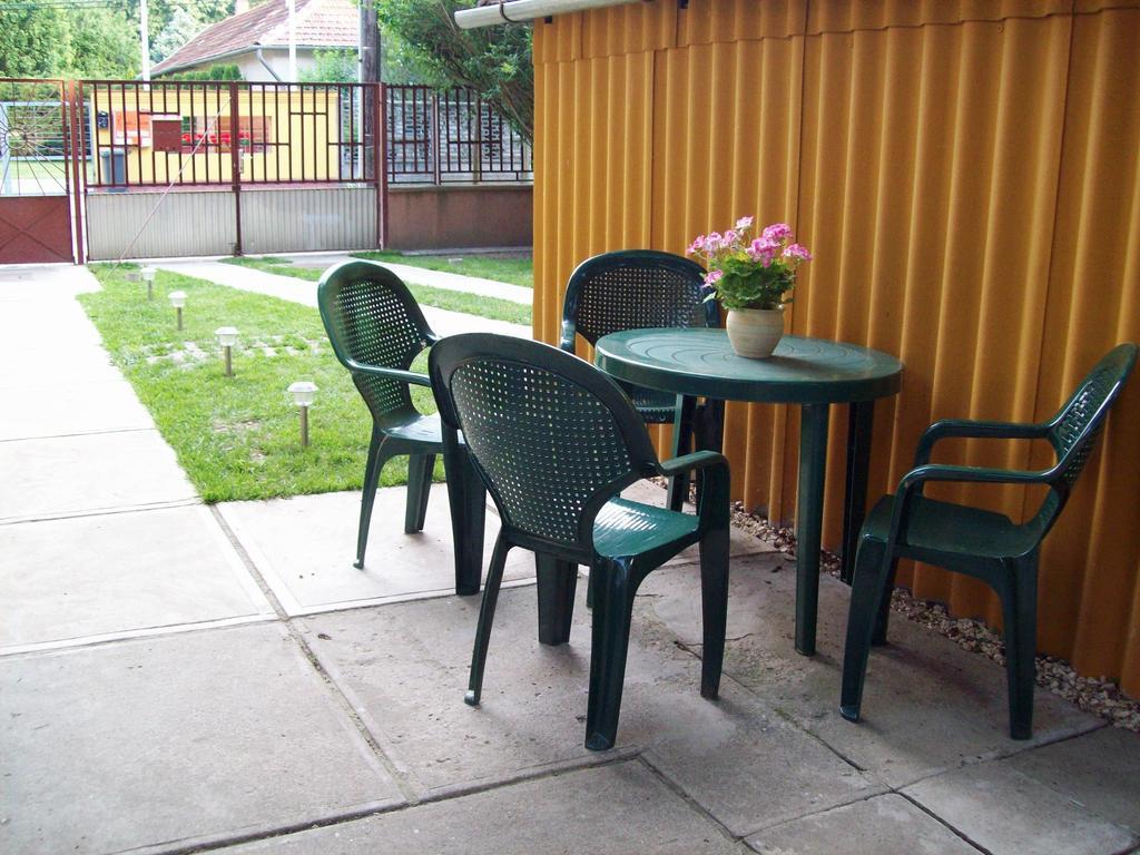 Szivarvany Apartman Gyula Rum bild