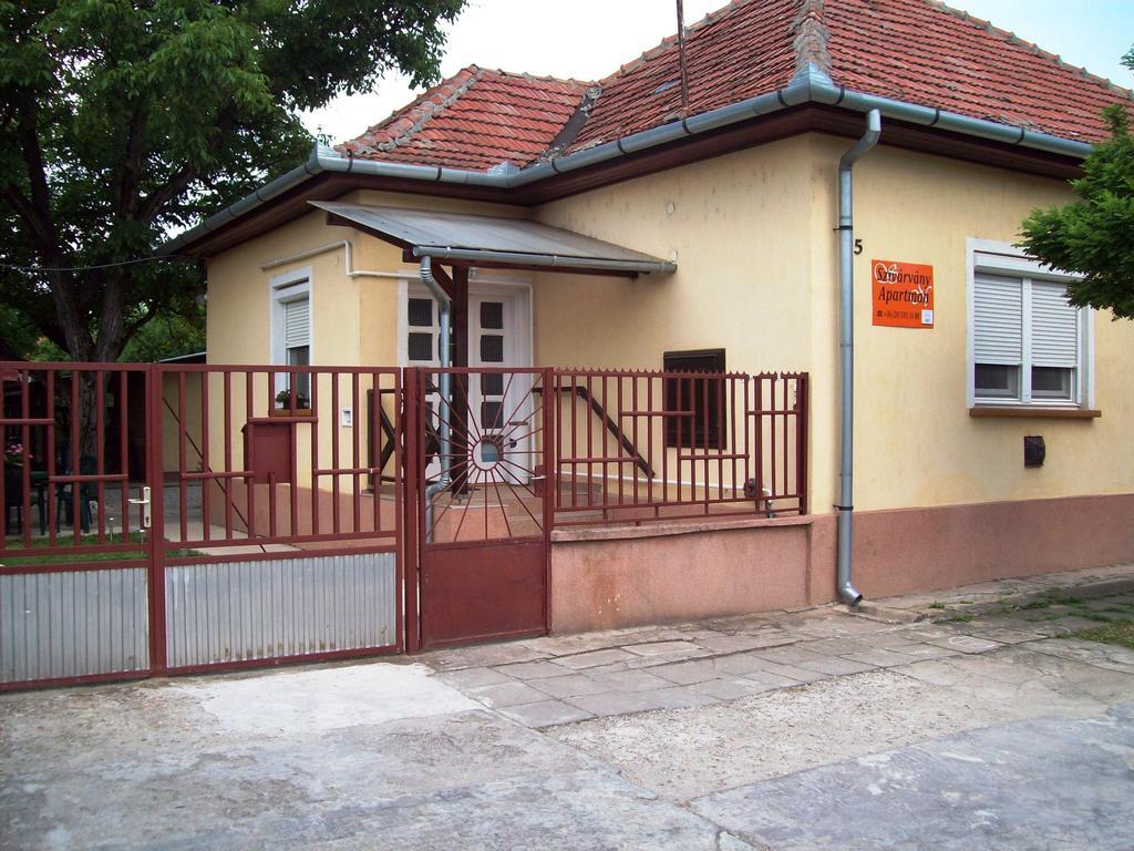 Szivarvany Apartman Gyula Rum bild