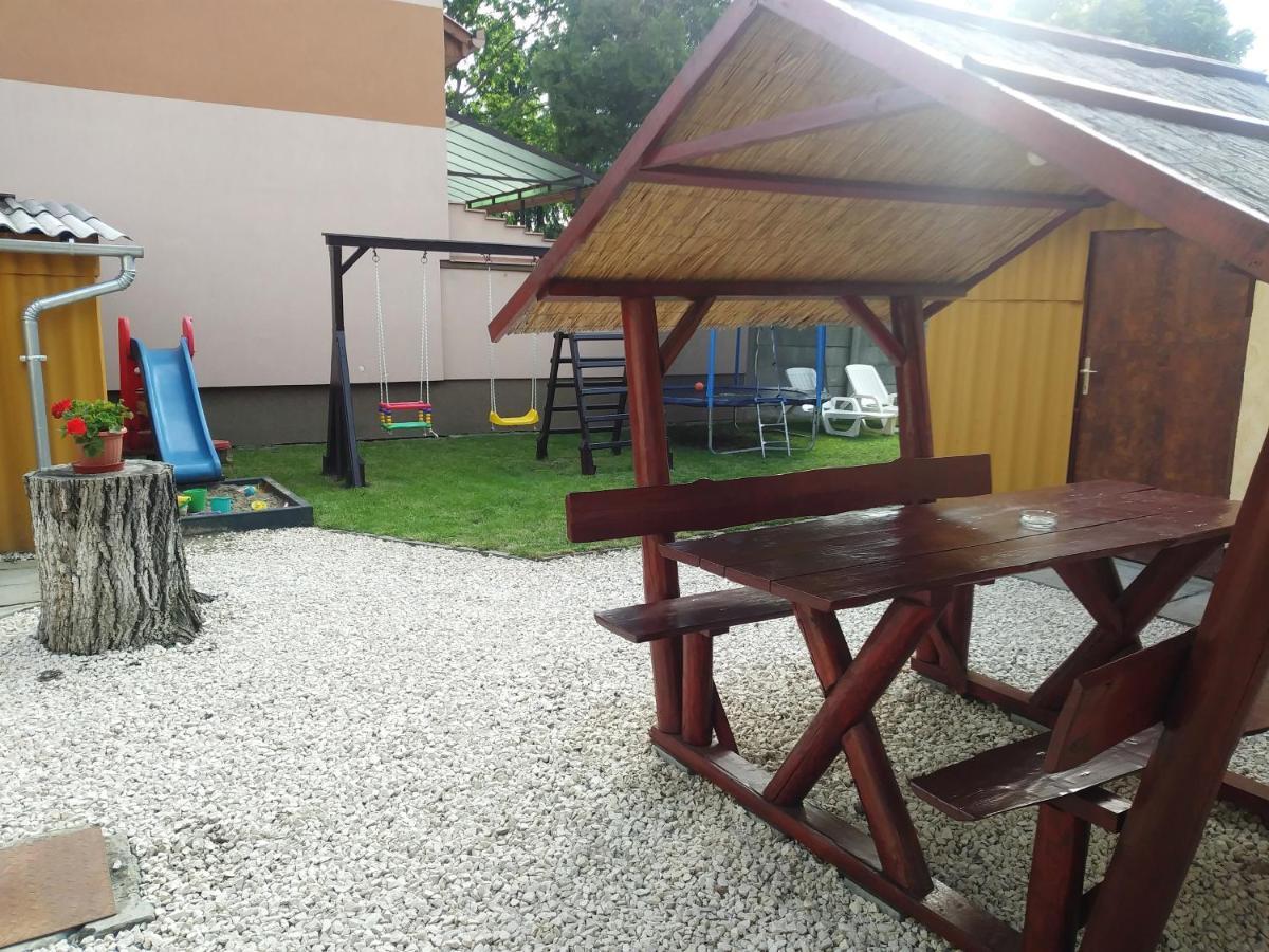 Szivarvany Apartman Gyula Exteriör bild