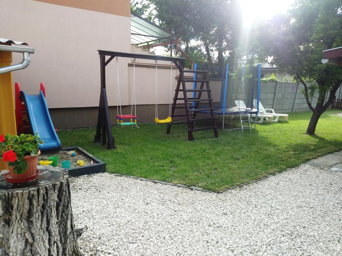 Szivarvany Apartman Gyula Exteriör bild